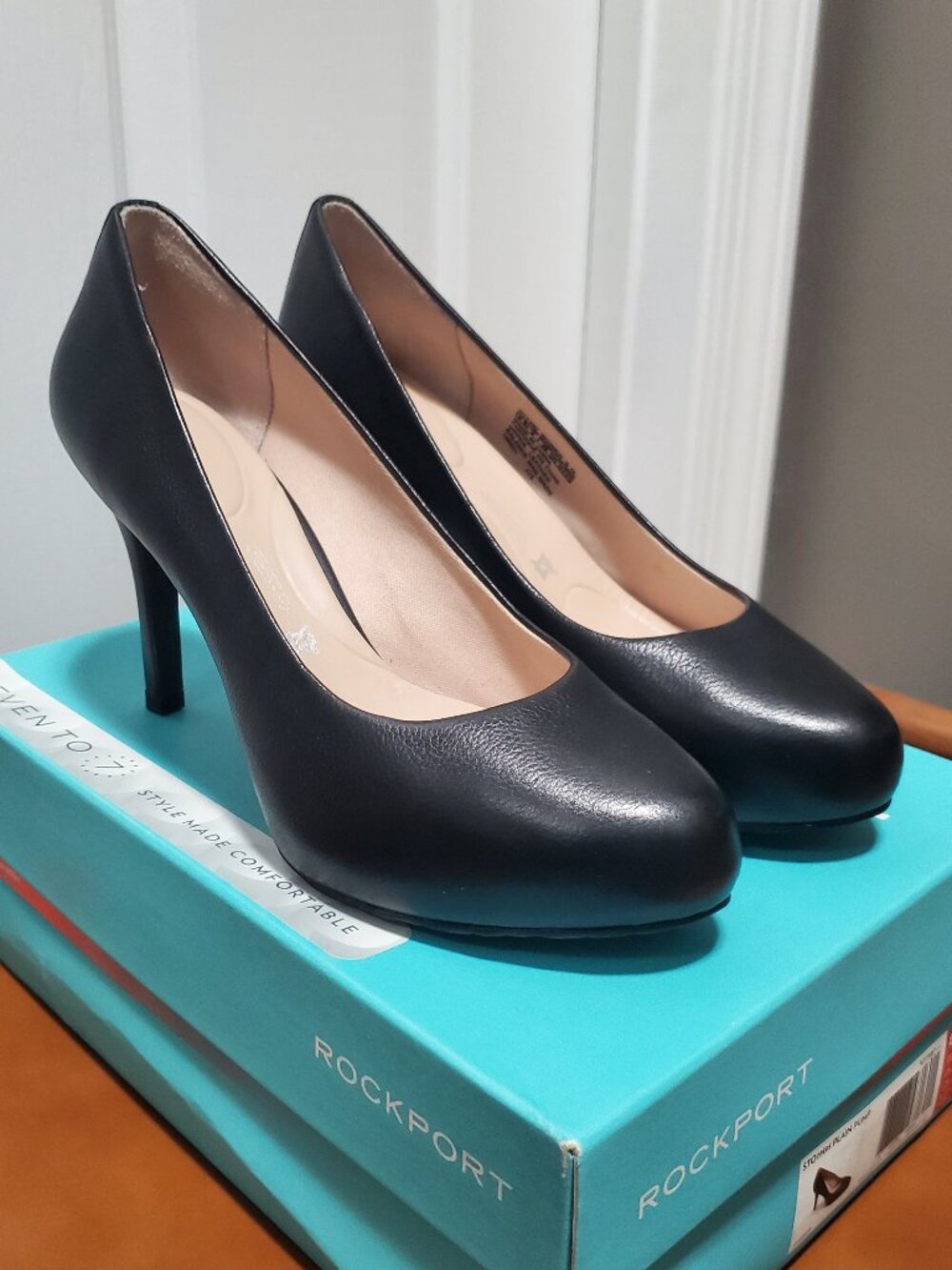 Rockport Seven to 7 Rounded Toe Black Pumps | 8.5